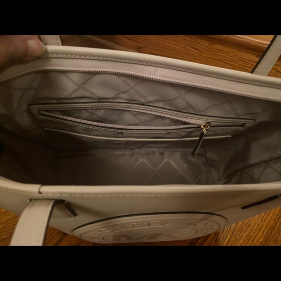 Michael Kors pale pink Tote Handbag. New w/tags, zippered top side compartments - Picture 5 of 6